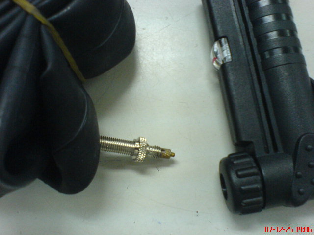 分享一下随车打气桶如何打法式气嘴的内胎! -